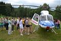 Účastníci soutěže při prohlídce vrtulníku letecké zdravotnické záchranné služby