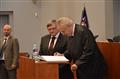 Prezident Miloš Zeman při podepisu do pamětní knihy