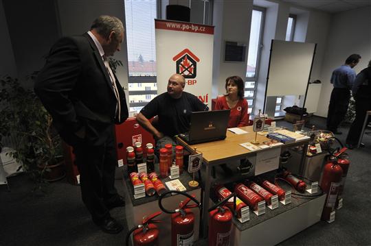 Zastupitel Jan Slámečka při ukázce hasicích přístrojů