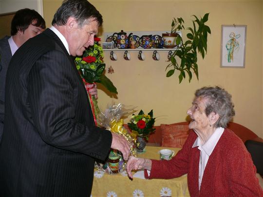 2011_07_01_Jiří Běhounek, hejtman kraje Vysočina při gratulaci ke 100 narozeninám paní Klikové