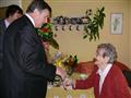 2011_07_01_Jiří Běhounek, hejtman kraje Vysočina při gratulaci ke 100 narozeninám paní Klikové