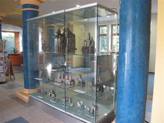 Celkový pohled na mini výstavu částí betlémů v sídle kraje Vysočina.