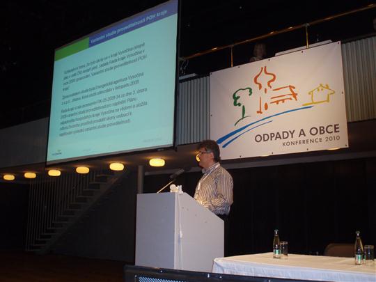 Radní kraje Zdeněk Ryšavý prezentuje ISNOV na konferenci Odpady a obce v Hradci Králové