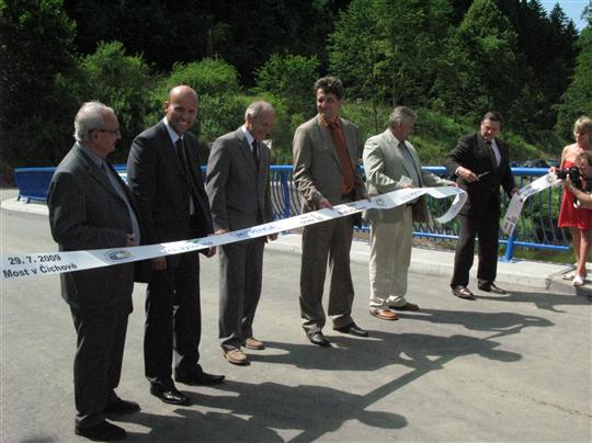 Slavnostní otevření mostu v Číchově, přestřižení pásky za přítomnosti hejtmana Jiřího Běhounka a starosty obce Richarda Peka.