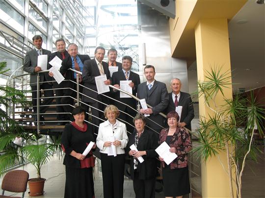 Společná fotografie všech zástupců přistupujících stran ke Smlouvě o spolupráci.