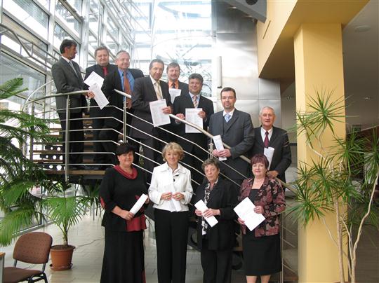 Společná fotografie všech zástupců přistupujících stran ke Smlouvě o spolupráci.