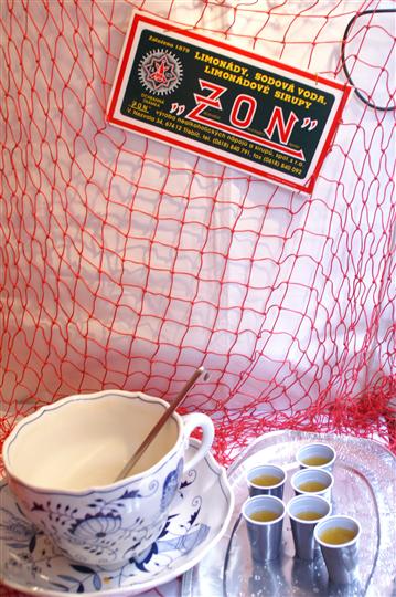 Limonáda ZON podávaná z největšího čajového šálku z Muzea rekordů a kuriozit v Pelhřimově