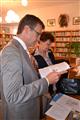 Vladimír Novotný si prohlíží brožury, které knihovna v Želetavě vydala vlastními silami
