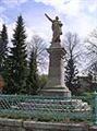 Pomník se sochou K. H. Borovského v Havlíčkově Borové