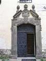 Umělecky stvárněný portál na staré synagoze