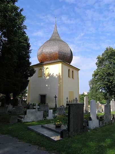 Kostnice se zvonicí na hřbitově u kostela Božího těla