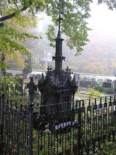 Hrob správce kadovské huťě Františka Plocka na místním hřbitově