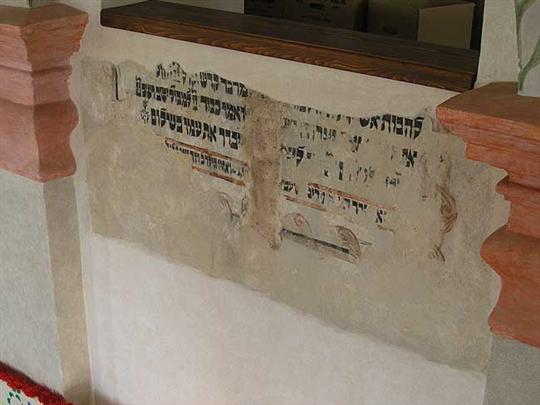 Detail hebrejského nápisu ze židovské synagogy