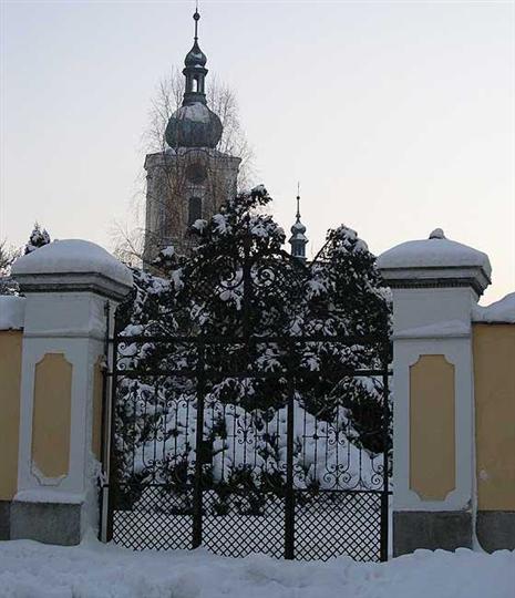 Zámecká brána s kostelem Narození Panny Marie v pozadí