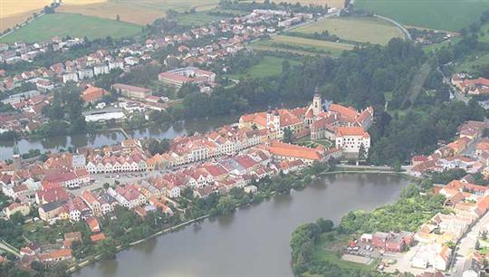 Historické jádro města sevřené Ulickým a Štěpnickým rybníkem