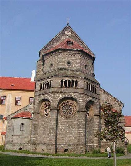 Presbytář baziliky s unikátní rozetou