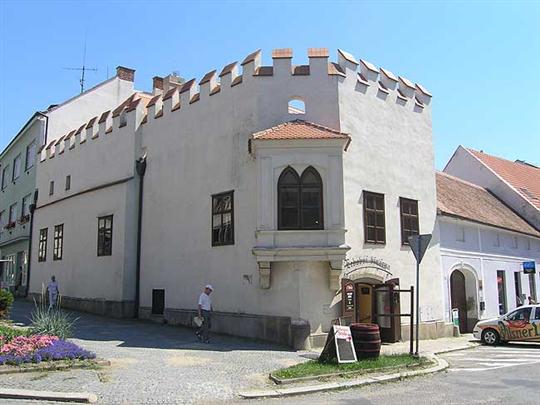 Dům s novogotickou fasádou u kostela
