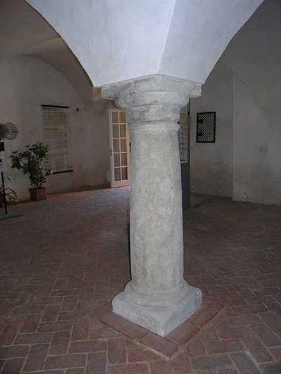 Kamenný sloup v interiéru zámku