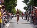 Lucie Vaverová těsně před cílem triatlonu - máme bronz...