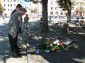 Hejtman Jiří Běhounek a náměstek Libor Joukl položili květiny k památníku Evžena Plocka v Jihlavě