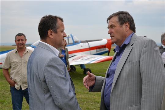 Martin Čejka, předseda Aeroklubu Chotěboř a hejtman Jiří Běhounek probírají další rozvoj letiště.