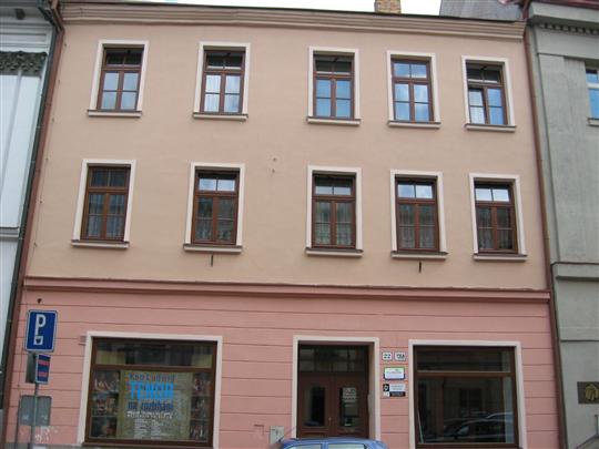 Provozní budova Horáckého divadla s novými okny.