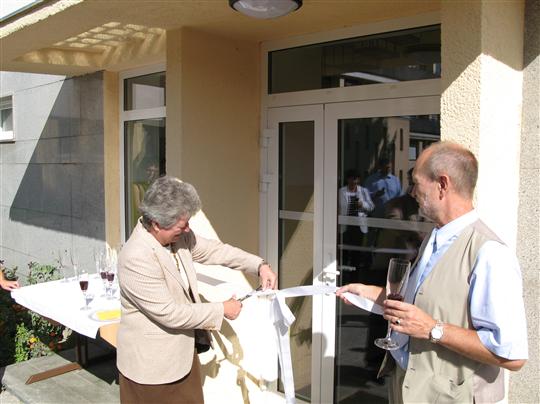 Slavnostní otevření jídelny - pásku stříhá radní Marie Kružíková, přihlíží ředitel školy Jindřich Vodička
