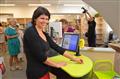ředitelka krajské knihovny Veronika Peslerová ukazuje jak funguje nový samoobslužný výpůjční stroj
