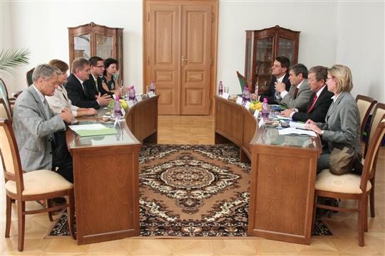 Předseda Milan Belica přivítal delegaci z Vysočiny v Župnom dome.