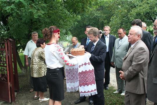 Hejtmana kraje Vysočina Miloše Vystrčila vítala Ukrajina chlebem a solí