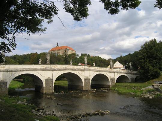 Pohled na most a zámek