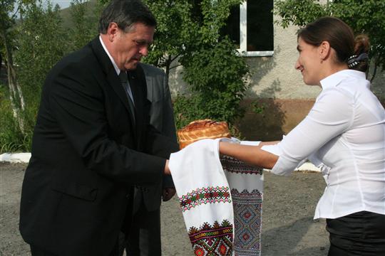Tradiční uvítání chlebem a solí v Základní škole v Lazeščyně