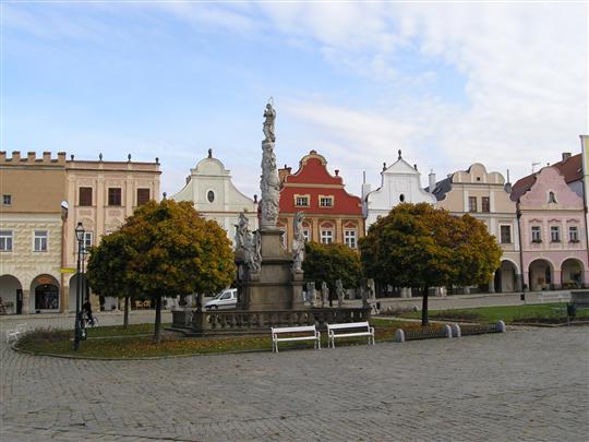 Pohled na náměstí s barokním mariánskym sloupem