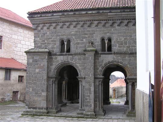 Předsíň baziliky, která ukrývá vzácný portál