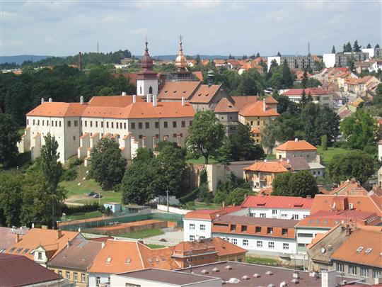 Pohled na zámek s bazilikou s věže kostela sv. Martina