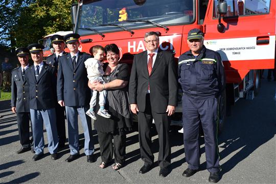 společná fotka hejtmana, starostky obce Těmice a vedení Sdružení dobrovolných hasičů Těmice