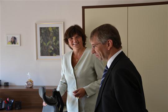 Ředitelka Martina Matějková s ministrem práce a sociálních věcí jaromírem Drábkem při prohlídce krajského zařízení.