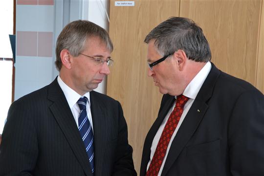 Hejtman Kraje Vysočina Jiří Běhounek diskutuje s ministrem Jaromírem Drábkem
