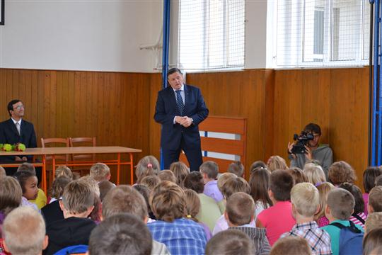 Jiří Běhounek, hejtman Kraje Vysočina při zahájení školního roku v ZŠ v Košeticích přivítal všechny žáky tamější školy v tělocvičně