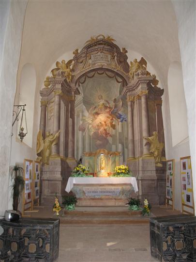 Hlavní oltář v kostele sv. Víta