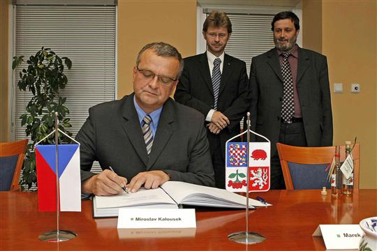 Po setkání s Radou kraje Vysočina se Miroslav kalosek podepsal do pamětní knihy.