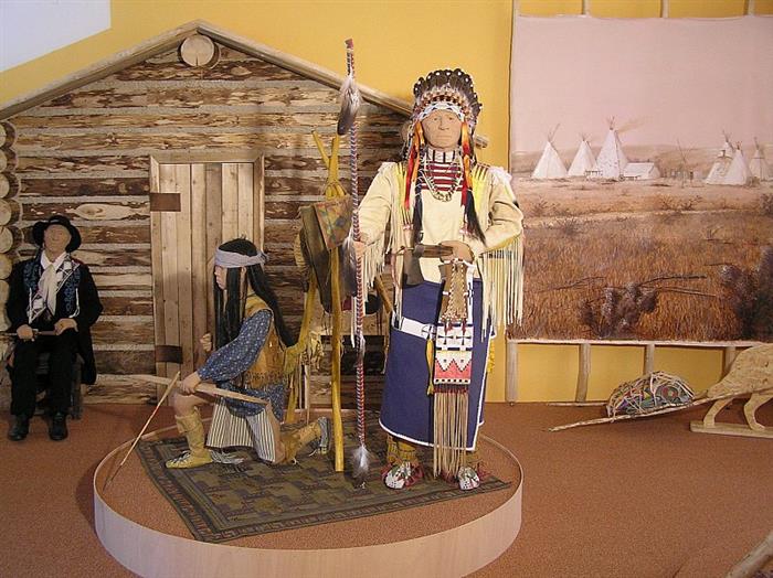 Humpolec / instalace indiánské expozice v  Muzeu Dr. A. Hrdličky